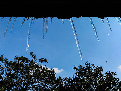 1月23日，杭州塘栖镇丁山河村一个农户屋檐上挂下了长长的冰柱。