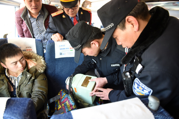北京乘警加强列车安保为春运保驾护航