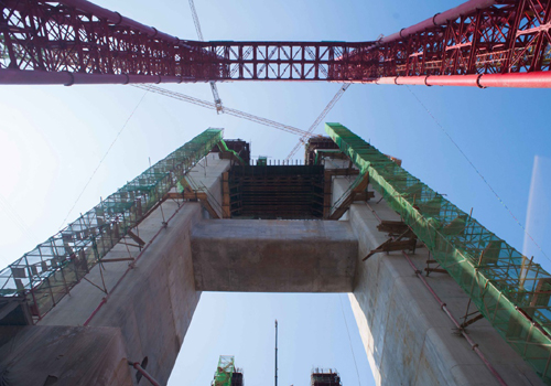 这是怒江特大桥墩柱和缆索吊塔架（1月19日摄）。新华社发（王会堂 摄）