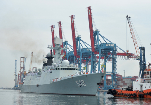 1月24日，中国海军益阳舰在拖船的牵引下驶入印度尼西亚雅加达港口。新华社记者 贺长山 摄