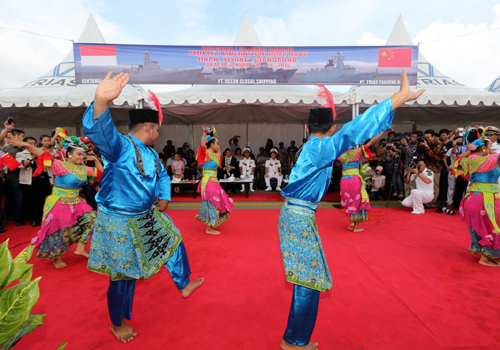 1月24日，印度尼西亚群众在雅加达港口表演当地特色舞蹈欢迎中国海军舰艇编队。新华社记者 曾涛 摄