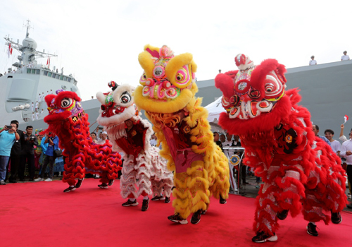 1月24日，在印度尼西亚雅加达港口，华侨华人表演舞狮欢迎中国海军舰艇编队来访。新华社记者 曾涛 摄