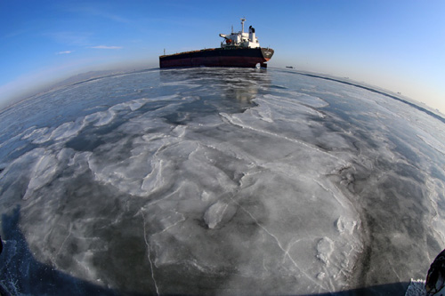 一艘轮船在已结冰的秦皇岛海域航行（1月24日摄）。受强寒潮影响，渤海海冰冰情迅速发展，截止到1月24日16时，海冰面积增至30406平方公里，超过渤海面积的三分之一。预计未来3天渤海海冰冰情将继续发展，河北海事局、河北公安边防等涉海部门针对冰情已启动预防海冰的应急预案，全力抗击海冰。