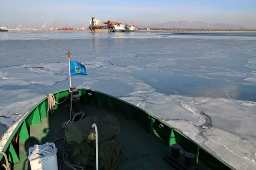 河北海事局的巡逻艇在秦皇岛海域巡航查看冰情（1月24日摄）。