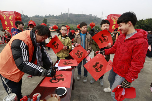 1月25日，在重庆市北碚区童家溪镇同心文化广场，书法家为村民现场书写“福”字。