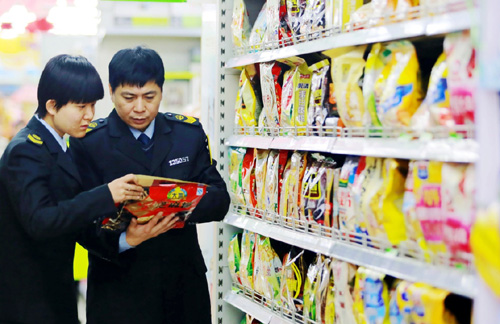 1月27日，河北省邢台市食药监局执法人员对一家超市销售的食品进行检查。