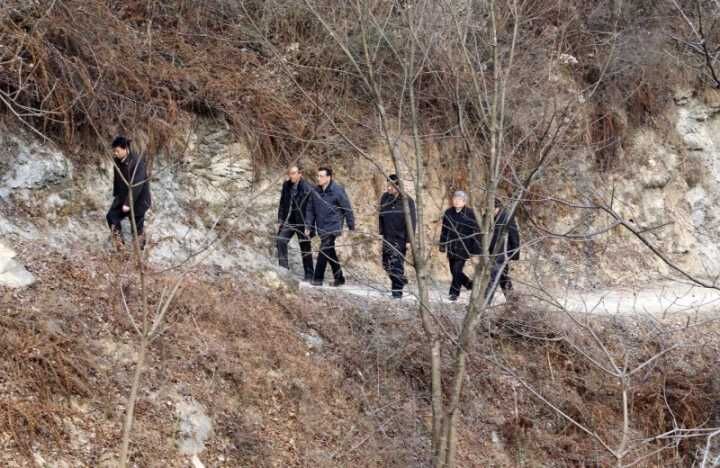 2014年1月26日，李克强在陕西安康旬阳金坡村看望留守儿童。资料图