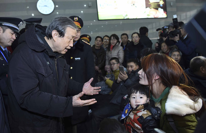 1月27日，中共中央政治局委员、国务院副总理马凯在北京市检查春运工作。这是马凯在北京西站与旅客交流。新华社记者 张铎 摄