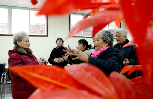 1月28日，老人们在洛阳市延安社区智慧养老服务中心的活动室内做手操。新华社记者 朱祥 摄
