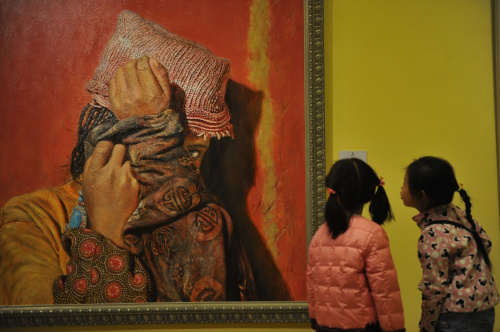 1月28日，两名小观众在中国美术馆欣赏展出绘画作品《涩》。当日，“中华民族大团结全国美术作品展”在北京中国美术馆正式向观众开放。展览共展出300多件绘画和雕塑作品，集中展现“中华民族一家亲，同心共筑中国梦”的辉煌画卷。据介绍，该展览与近期开幕的“翰墨传承——中国美术馆当代书法邀请展”“偶人世界——徐竹初木偶雕刻作品捐赠展”共同组成中国美术馆的“贺年大展”，将在春节期间为观众献上丰富的文化大餐。新华社记者 鲁鹏 摄