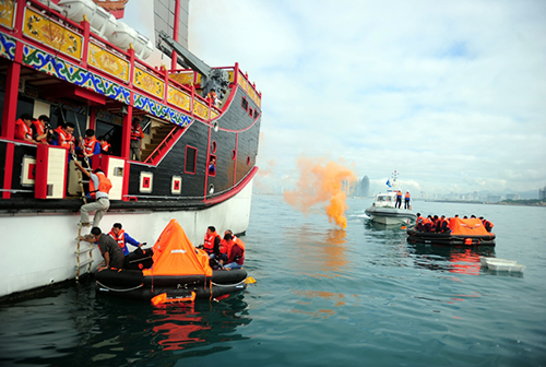 1月29日，在海南三亚市情人湾海域进行的旅游船海上弃船演习中，“船员”撤离旅游船。
