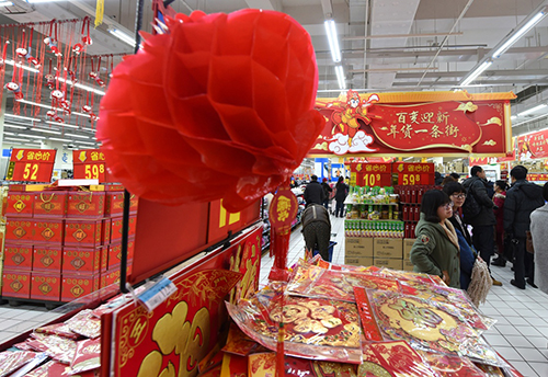 1月29日，市民在南京沃尔玛超市新开设的汇聚了4000多种春节商品的“年货一条街”购物区购物。