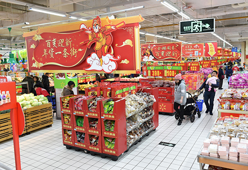 1月29日，市民在南京沃尔玛超市新开设的汇聚了4000多种春节商品的“年货一条街”购物区购物。近日，南京一些大型超市、商场的“年货大街”、“年货大集”陆续开张，在会展中心举办的“春节食品商品交易会”、公园举办的“年货大会”以及电商们的“年货节”等活动提供了品种丰富的春节商品供市民选购，市场气氛活跃。