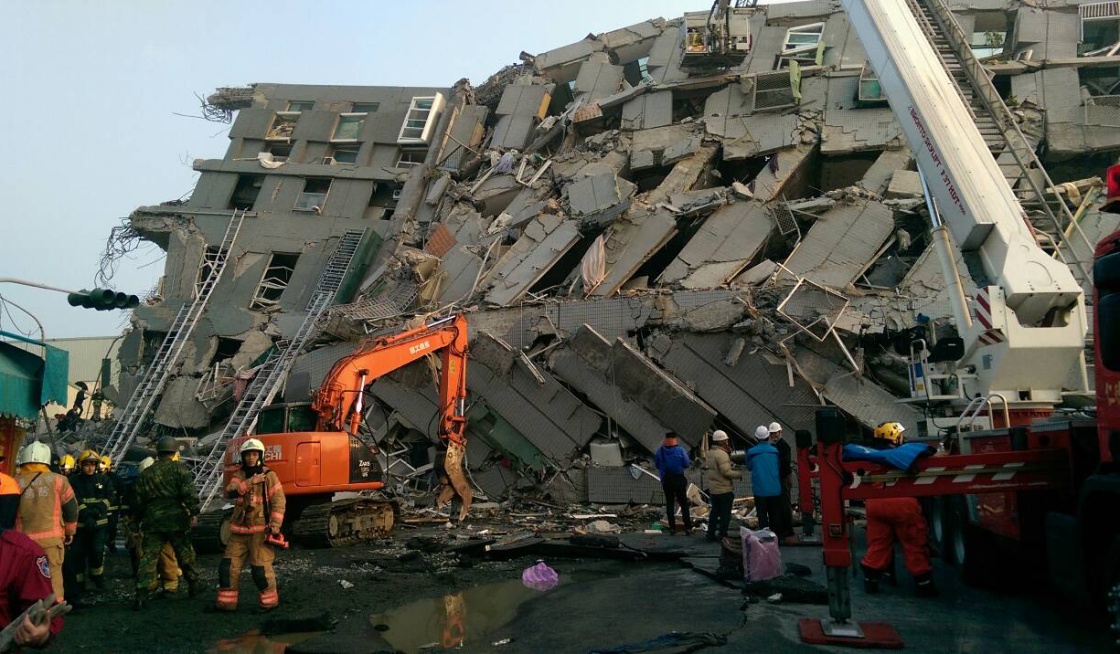 2月6日，救灾人员在台南市永康区维冠大楼搜救受困民众。台湾高雄6日凌晨3时57分发生地震，据中国地震台网消息震级为6.7级（台湾气象部门消息为6.4级）。全台都有震感，其中台南市多处建筑倒塌。已传出有人受伤。新华社发