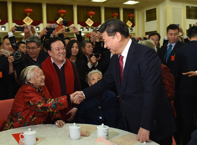 2月6日，中共中央、国务院在北京人民大会堂举行2016年春节团拜会。这是中共中央总书记、国家主席、中央军委主席习近平同首都各界人士亲切握手，互致问候和新春祝福。