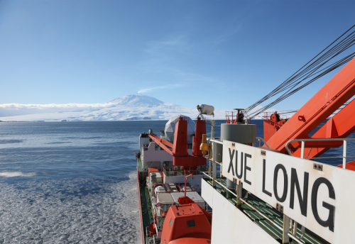 2月6日，“雪龙”号停泊在南极罗斯海的麦克默多湾，不远处就是罗斯岛上的埃里伯斯火山。新华社记者 朱基钗 摄