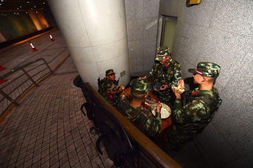 2月7日，广东边防总队机动支队的官兵在执行安保执勤任务间歇在深圳一处地下停车场吃年夜饭。这是该支队200名官兵多年来的常态。