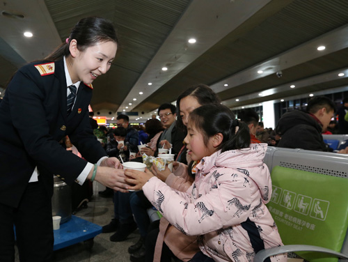 2月7日，上海铁路局的工作人员在上海火车站内向候车旅客分发汤圆，送上温暖与新春祝福。