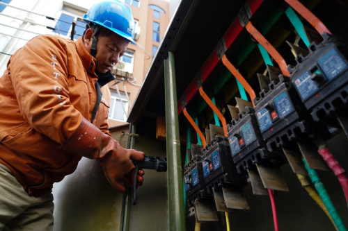 2月7日，一名电工在南京市江宁区科苑社区测量居民楼用电实时负荷。新华社记者 李响 摄