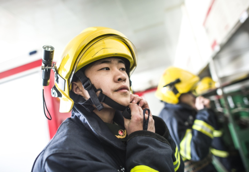 2月7日，武汉市消防支队水果湖中队消防队员刘正豪整装待发。新华社记者 肖艺九 摄