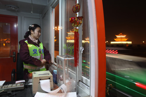 2月7日晚，四川成乐高速眉山收费站收费员杨曦茹在岗位上。