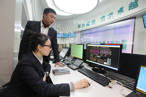 2月7日晚，在国家电网四川眉山电力调度控制中心，调度员在认真监视电网运行情况。
