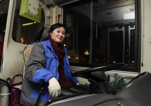 2月7日，36岁的成都公交车司机李建容驾驶着公交车在城市里穿梭。