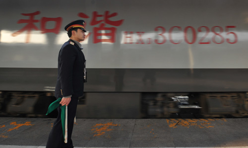 2月7日，火车站值班员张竞迎接列车进站。