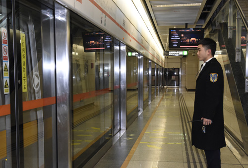 2月7日，21岁的成都地铁站务员范天竺在站台上工作。