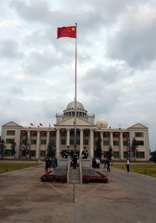 2月8日农历大年初一，海南省三沙市永兴岛举行升国旗仪式。