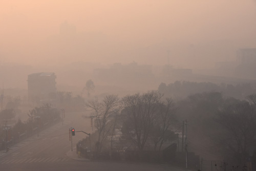 2月8日拍摄的被雾霾笼罩的南昌城。当日，江西南昌市出现雾霾天气。中国环境监测总站8日7时发布的数据显示，南昌市空气质量指数达到396，属严重污染。