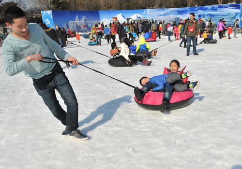 2月9日，游客在北京陶然亭公园的冰雪嘉年华上玩雪圈。新华社记者 陈海通 摄