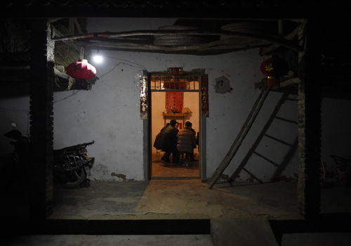 2月8日，水井村一户人家在屋内吃团圆饭。新华社记者 刘坤 摄