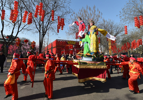 2月9日，演员们在太原市动物园进行传统“铁棍”表演。新华社发（曹阳 摄）