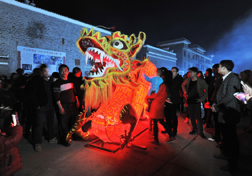 2月8日晚，村民参观“板凳龙”龙首。新华社记者 万象 摄