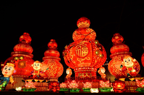 这是2月11日拍摄西宁市一处卡通造型的花灯。春节期间，青海省西宁市张灯结彩，璀璨夺目的花灯给高原古城带来浓郁的节日气氛。新华社记者 张宏祥 摄