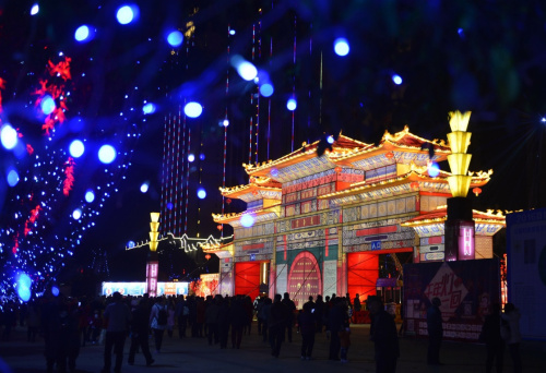 2月11日，游人们正在参观以江西著名建筑“万寿宫”为原型的灯组。新华社记者 周密 摄