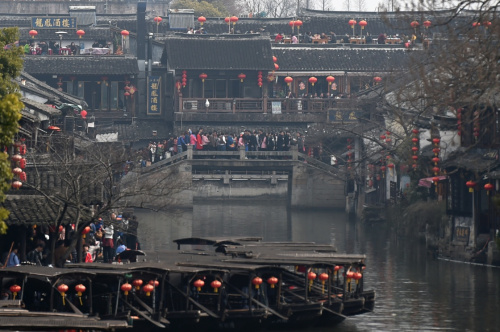 2月12日，大批游客在浙江西塘古镇游玩。新华社记者 黄宗治 摄