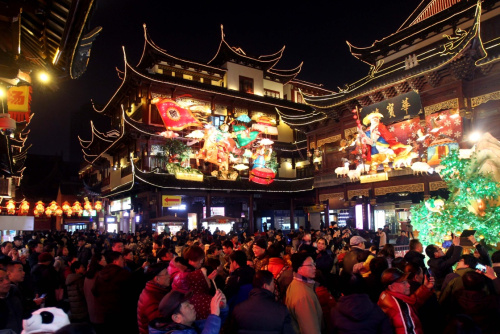 2月12日，游客在豫园赏灯。春节期间，豫园新春民俗艺术灯会吸引了许多上海市民和游客前来观灯游览，感受“年味儿”。新华社记者 刘颖 摄