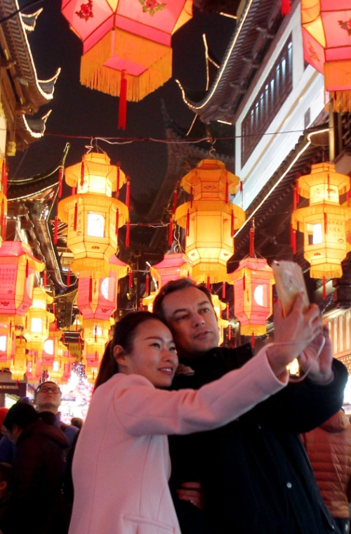 2月12日，游客在赏灯时自拍。新华社记者 刘颖 摄