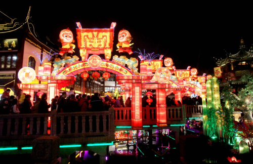 2月12日，游客在豫园赏灯。新华社记者 刘颖 摄
