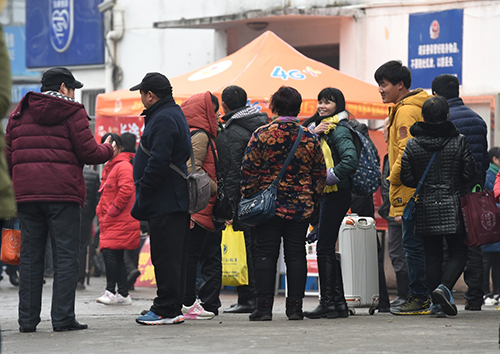 2月13日，求职者在安德门民工就业市场找工作。