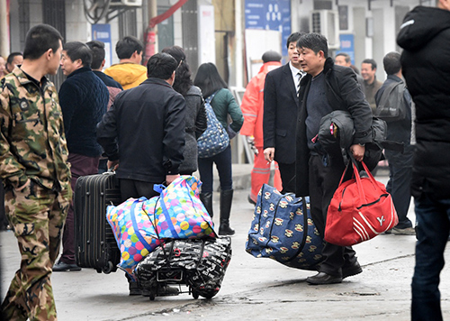 2月13日，求职者带着行李来到安德门民工就业市场找工作。
