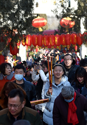 众多游客在济南千佛山游览（2月8日摄）。