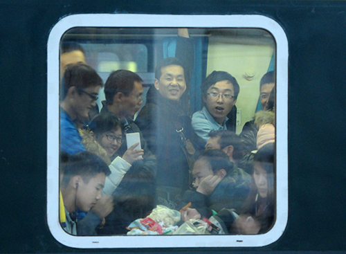 2月13日，江西九江火车站，旅客搭乘火车出行。
