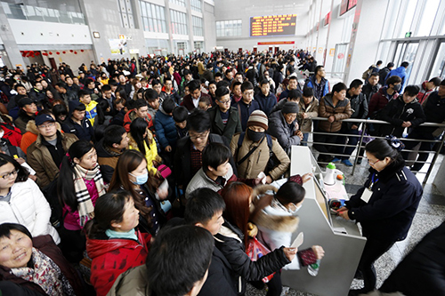 2月13日，旅客在江苏连云港赣榆汽车客运总站候车大厅内准备检票乘车。据交通运输部2月14日消息，2月7日至13日春节黄金周期间，全国旅客发送量达4亿人次，比去年同期增长6.7%。其中铁路4777.6万人次，增长6.1%；道路3.33亿人次，增长7.0%；水运1009万人次，增长3.2%；民航854.4万人次，增长2.9%。