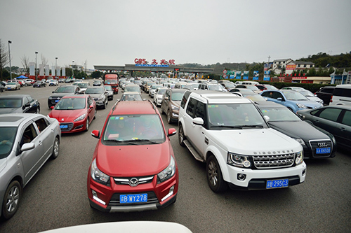 2月13日，车辆在渝昆高速重庆九龙坡收费站缓慢通过。