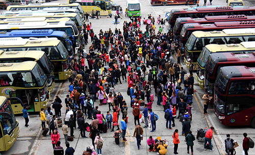 2月13日，旅客在贵州省铜仁市松桃苗族自治县的一处客车站等待发车。