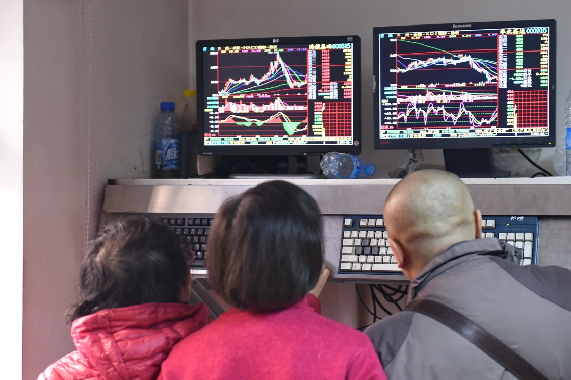 2月15日，股民在吉林省长春市一家证券公司内查看股市行情。当日，沪深股市迎来农历猴年首个交易日。新华社记者 张楠 摄