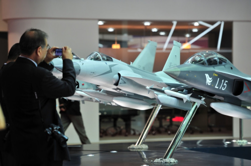 2月16日，在新加坡樟宜展览中心，人们在航空展上参观中国航空技术国际控股有限公司和中国航空技术进出口总公司联合展位。新华社发（邓智炜 摄）